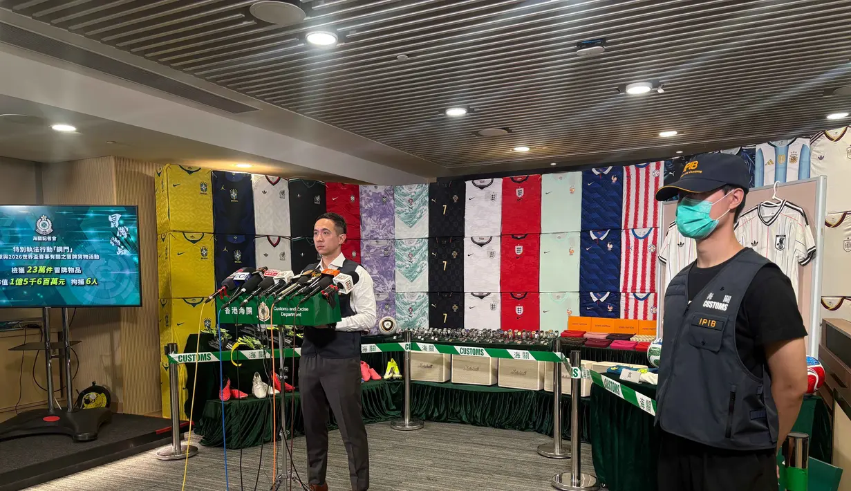 Wayne Chung, inspektur senior Departemen Bea dan Cukai Hong Kong, berbicara kepada wartawan di kantor pusat mereka di North Point, Hong Kong, Kamis 11 Juni 2026. (AP Photo/Kanis Leung)