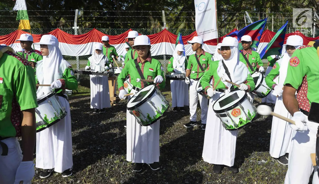 Pelajar yang tergabung dalam kelompok marching band memainkan alat musik saat upacara HUT ke-74 RI di JOB Pertamina-Medco E&P Tomori Sulawesi, Sabtu (17/8/2019). Keberadaan marching band binaan tersebut dalam rangka memeriahkan HUT ke-74 RI. (Liputan6.com/Immanuel Antonius)