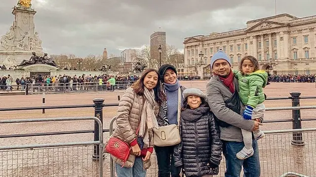 6 Potret Liburan Keluarga Bebi Romeo di London, Kunjungi Istana Buckingham