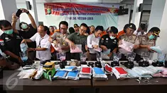 Polda Metro Jaya memusnahkan barang bukti narkotika sebanyak 42 kg Sabu Cair, 4,8 Kg Sabu kristal dan 109.700 butir ekstasi di Jakarta, Kamis (16/6). Barang haram itu hasil pengungkapan kasus periode Maret-Mei 2016. (Liputan6.com/Immanuel Antonius)