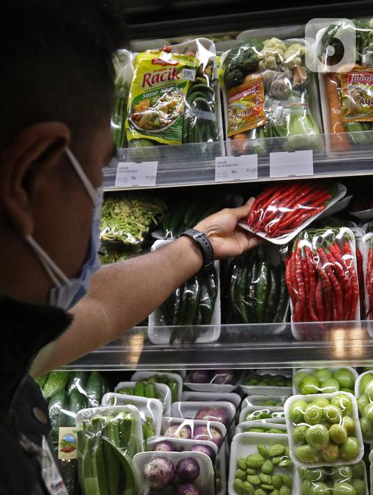 Petugas lab dari Dinas KPKP Provinsi DKI Jakarta mengecek sayuran di Swalayan Gelael, Pancoran, Jakarta, Senin (21/12/2020). Plt Kadis KPKP DKI Jakarta Suharini Eliawati mengatakan, pengawasan pangan ini akibat permintaannya yang meningkat.  (Liputan6.com/Herman Zakharia)