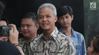 Gubernur Jawa Tengah Ganjar Pranowo menjawab pertanyaan wartawan saat tiba di Gedung KPK, Jakarta, Jumat (10/5/2019). Ganjar diperiksa sebagai saksi untuk tersangka kasus dugaan korupsi proyek pengadaan e-KTP, Anggota Komisi VIII DPR dari Fraksi Golkar nonaktif Markus Nari. (merdeka.com/Dwi Narwoko)