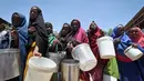 Warga mengantre untuk mendapatkan air, Mogadishu, Somalia, Senin (27/2). Kekeringan ini, selain berakibat pada kurangnya makanan juga menyebabkan banyak kasus dehidrasi.. (AP Photo/Farah Abdi Warsameh)