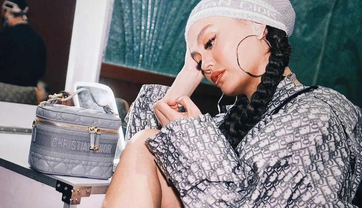 Agnez Mo kerap terlihat menggunakan baju oversize yang potretnya diunggah melalui akun Instagram pribadi. Terbilang punya tubuh langsing membuat pemilik nama lengkap Agnes Monica Muljoto ini terlihat cocok dengan baju model oversize.(Liputan6.com/IG/@agnezmo)