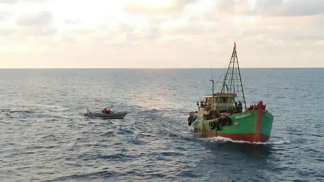 KRI Usman Harun berhasil  menangkap 2 kapal penangkap ikan ilegal asal Vietnam di Perairan  Natuna Provisi kepulauan Riau.