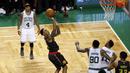 Pemain Atlanta Hawks, Jeff Teague, melakukan tembakan dua poin saat melawan Boston Celtics pada laga play off NBA di TD Garden, Sabtu (23/4/2016) WIB. (Reuters/David Butler II-USA TODAY Sports)