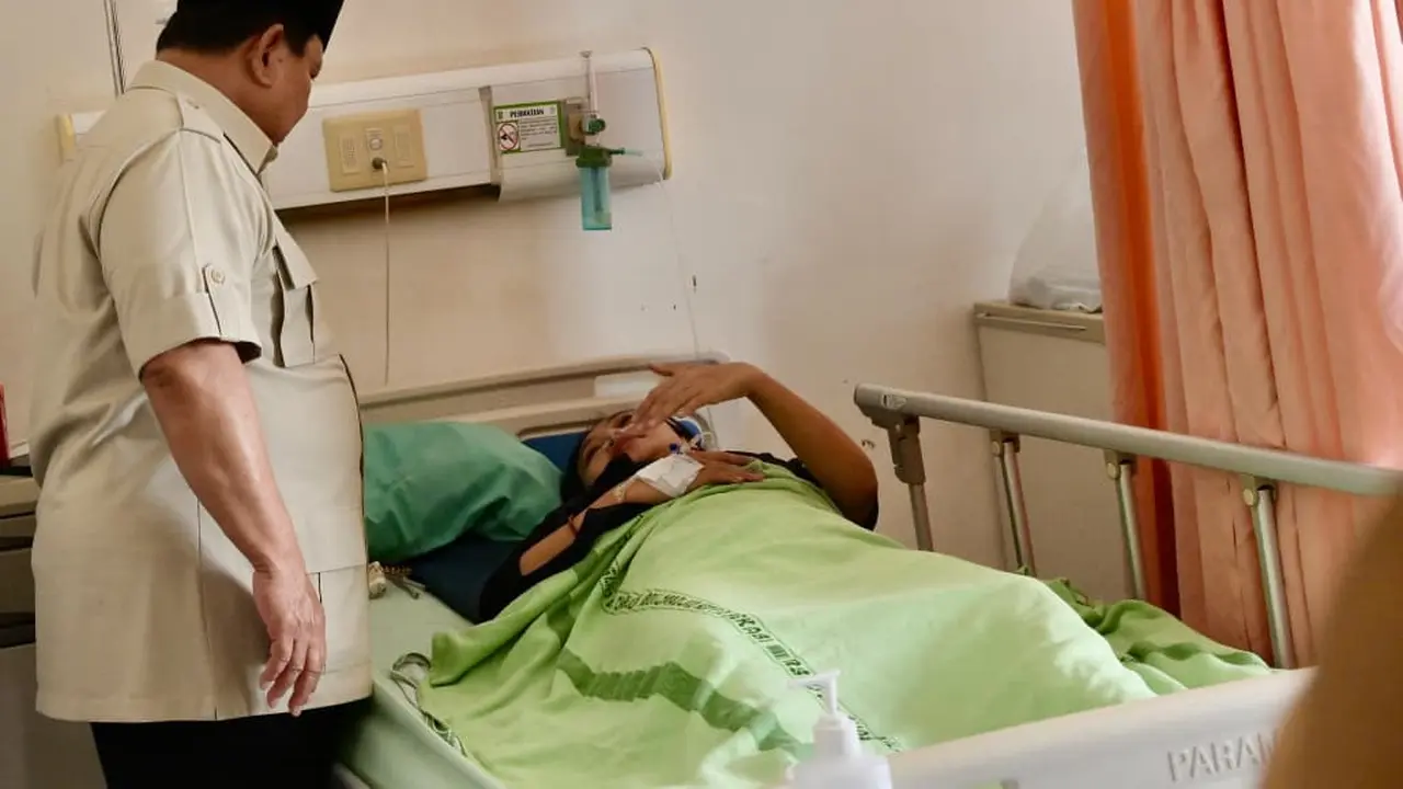 Presiden Prabowo Subianto jenguk korban kecelakaan tabrakan kereta api yang dirawat di RSUD dr. Chasbullah Abdulmadjid, Kota Bekasi, Selasa (28/4/2026).