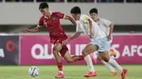 Pemain Timnas Indonesia U-23, Rafael William Struick menguasai bola saat melawan Chinese Taipei U-23 dalam pertandingan Grup K Kualifikasi Piala Asia U-23 2024 di Stadion Manahan, Solo, Sabtu (9/9/2023). (Bola.com/Arief Bagus)