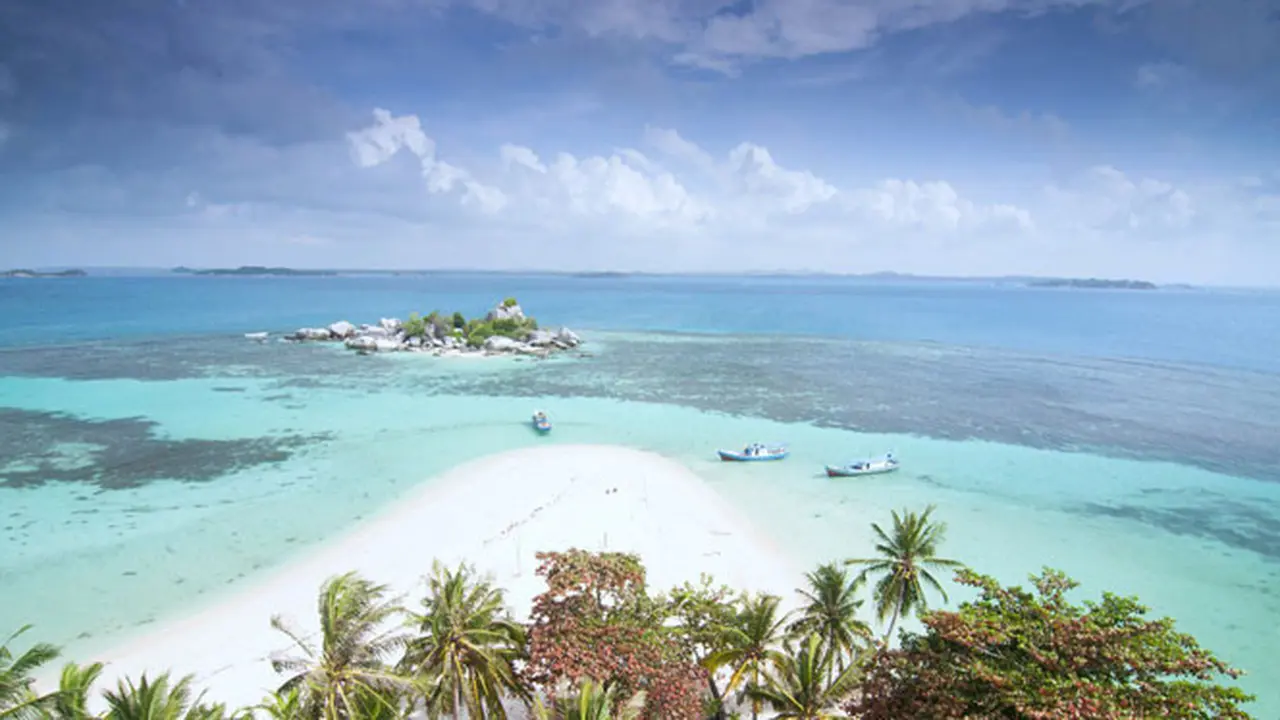 Ilustrasi pantai pasir putih