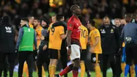 Reaksi gelandang Manchester United, Paul Pogba setelah timnya tersingkir dari Piala FA. Mereka kalah dari Wolverhampton Wanderers dengan skor 1-2.  (AFP / Lindsey Parnaby)