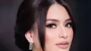 Nathalie menunjukkan keindahan detail kebayanya, mulai dari sulaman bunga yang menghiasi bagian atas hingga aksen payet yang menambah kesan mewah. Tak hanya kebayanya, riasan wajah Nathalie yang dipercayakan kepada Chua Makeup ini juga menjadi perhatian. Ia memilih tampilan makeup yang natural namun tetap menonjolkan fitur wajahnya yang cantik. (Liputan6.com/IG/@chuamakeup)