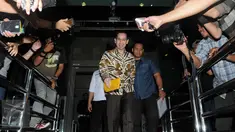 Terpidana kasus suap Ketua MK terkait sengketa Pilkada Lebak, Banten, Tubagus Chaeri Wardhana keluar Gedung KPK, Jakarta, Selasa (19/1/2016). Wawan kembali diperiksa sebagai tersangka kasus  tindak pidana pencucian uang. (Liputan6.com/Helmi Afandi)