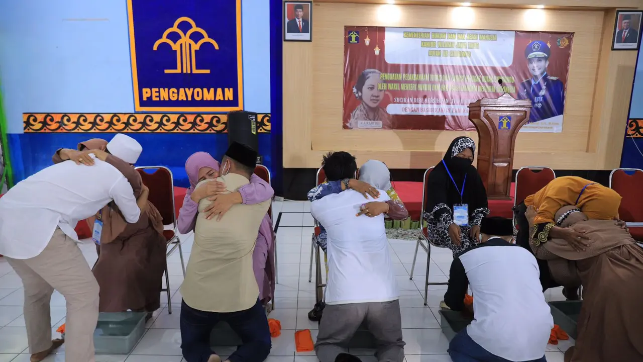 kegiatan pembasuhan kaki ibu oleh Warga Binaan Pemasyarakatan (WBP) di Rumah Tahanan (Rutan) Situbondo. (Dian Kurniawan/Liputan6.com).