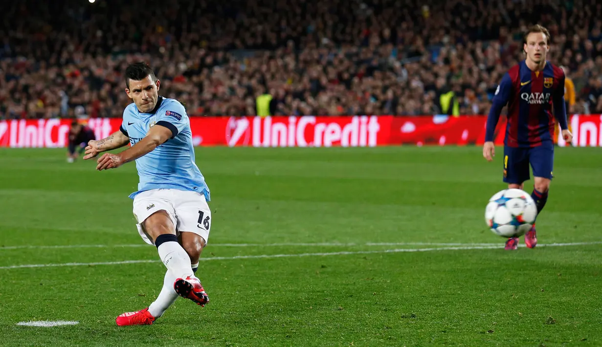 Penyerang Manchester City, Sergio Aguero saat melakukan eksekusi penalti di leg kedua 16 besar Liga Champions di Stadion Camp Nou, Spanyol, Kamis (18/3/15). Barcelona menang 1-0 atas Manchester City. (Reuters/Carl Recine)