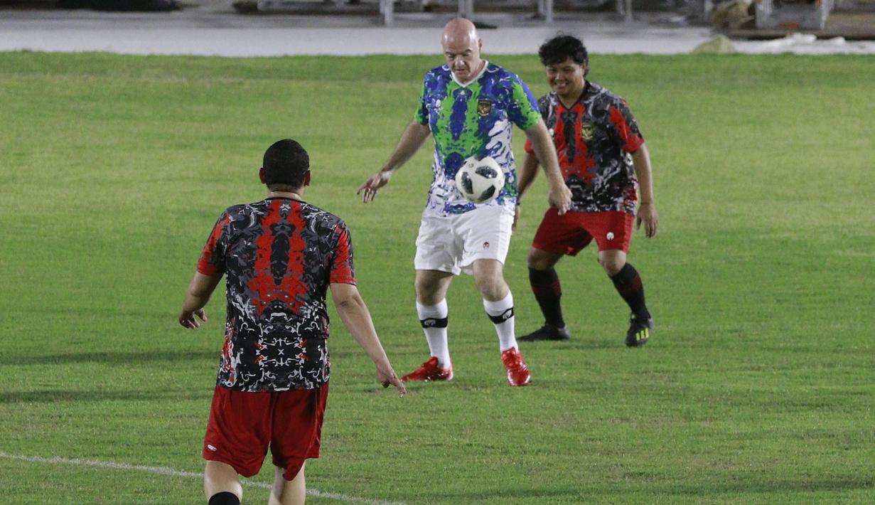Presiden FIFA, Gianni Infantino, saat bermain bola bersama PSSI di Stadion Madya, Senayan, Jakarta, Selasa (18/10/2022). (Bola.com/M Iqbal Ichsan)