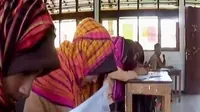 Salah satu sekolah di Bima, NTB, wajibkan murid pakai pakaian adat. 