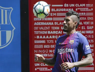 Gelandang baru Barcelona, Paulinho, menunjukan keahliannya dalam mengolah bola saat diperkenalkan di Stadion Camp Nou, Kamis (17/7/2017). Pria asal Brasil ini resmi berseragam Barcelona setelah ditebus dari Guangzhou Evergrande. (AP/Manu Fernandez)