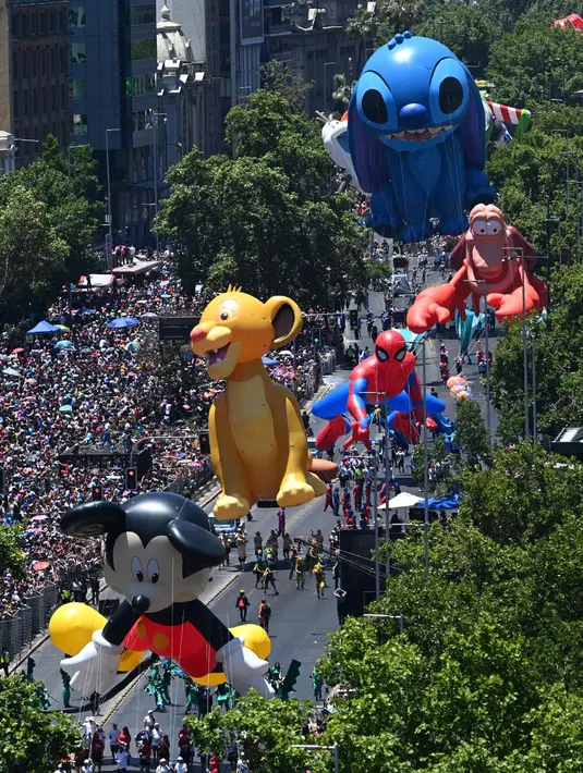 Kemeriahan parade balon di Alameda Avenue, Santiago, Chile begitu terasa. (RODRIGO ARANGUA/AFP)