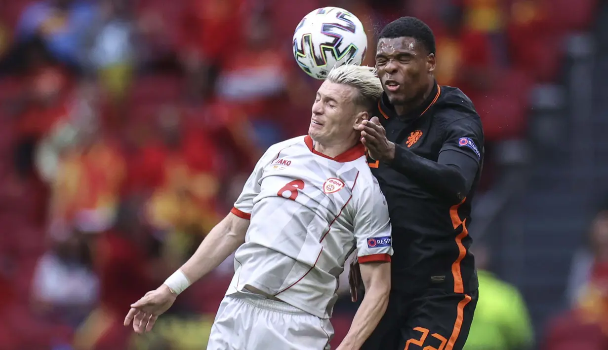 Visar Musliu (kiri) harus ekstra keras melakukan duel udara dengan Denzel Dumfries dalam pertandingan yang diselenggarakan di Johan Cruyff ArenA tersebut. (Foto: AFP/Pool/Kenzo Tribouillard)