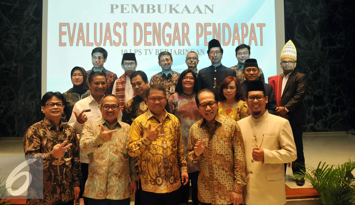 Menkominfo Rudiantara berfoto bersama Perwakilan 10 TV Swasta Indonesia usai membuka acara Evaluasi Dengar Pendapat 10 LPS TV Berjaringan di Balai Kota, Jakarta, Selasa (10/5). (Liputan6.com/Johan Tallo)