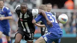 Shola Ameobi. Striker asal Nigeria ini menghabiskan waktu selama 13,5 musim di Premier League dengan memperkuat 2 tim, Newcastle United dan Crystal Palace mulai 2000/2001 hingga 2014/2015. Total bermain dalam 298 laga, mencetak 43 gol dan 20 assist. (AFP/Graham Stuart)