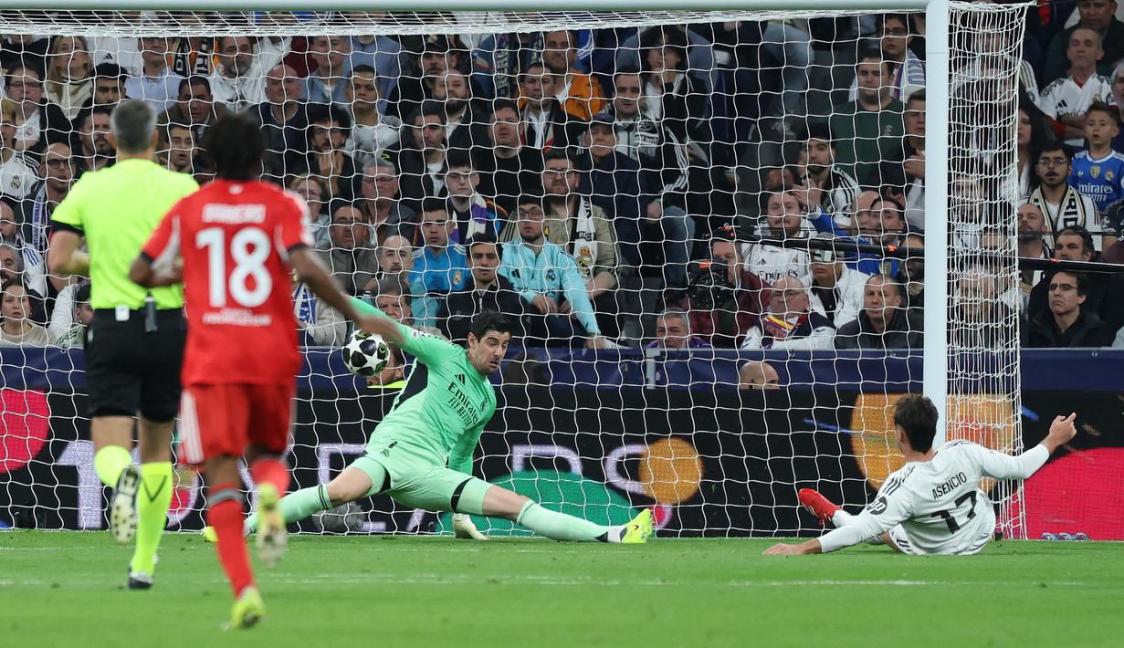 Meski sempat kebobolan pada menit ke-14 melalui Rafa Silva, Courtois sukses melakukan penyelamatan-penyelamatan gemilang untuk Los Blancos. (AFP/Thomas Coex)