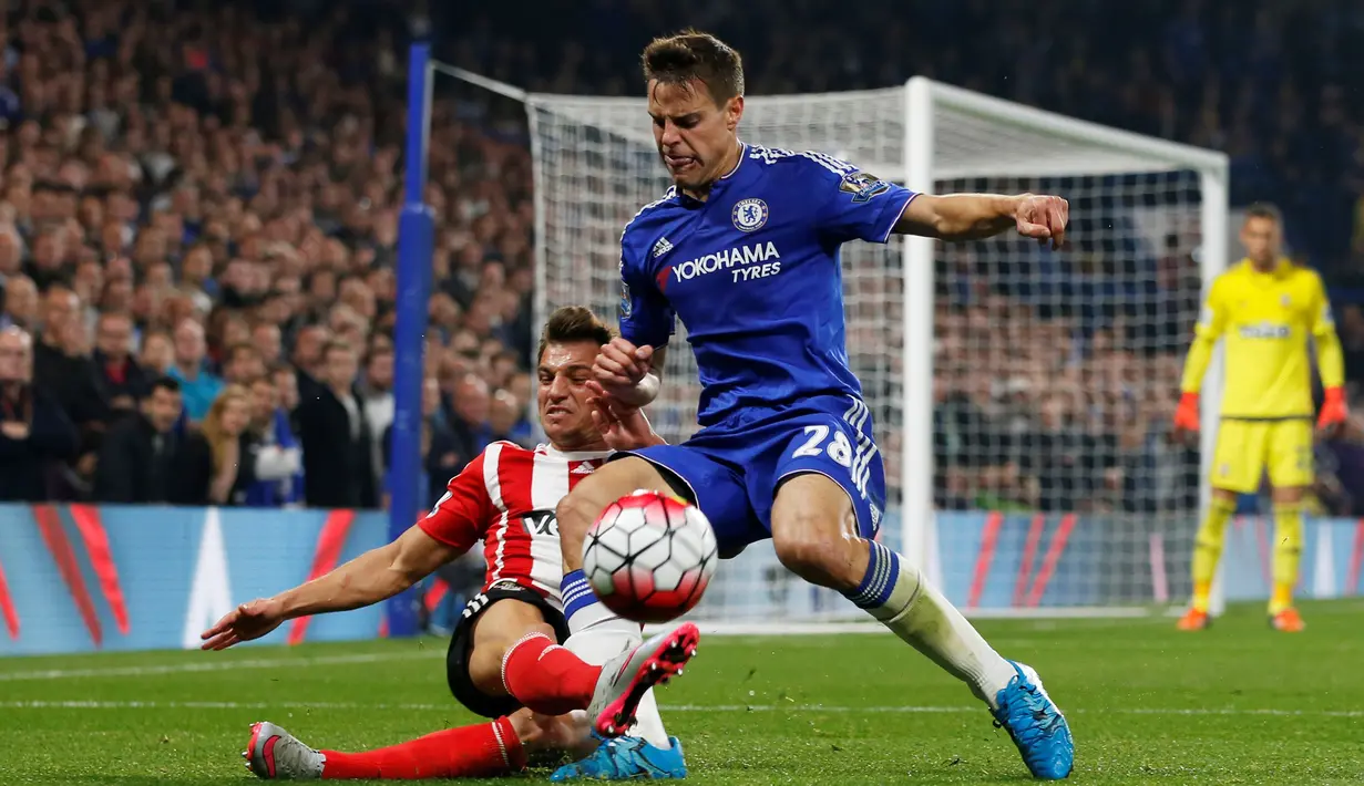 Pemain Chelsea Cesar Azpilicueta berebut bola dengan pemain Southampton Cedric Soares pada lanjutan Liga Premier Inggris di Stamford Bridge, Sabtu (3/10/2015). Chelsea kalah 1-3. Reuters / Paul Childs 
