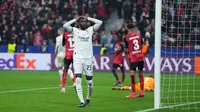 Bek AC Milan asal Inggris Fikayo Tomori bereaksi selama pertandingan sepak bola Liga Champions UEFA antara Bayer 04 Leverkusen dan AC Milan di Leverkusen, Jerman Barat pada 1 Oktober 2024.Pau BARRENA / AFP