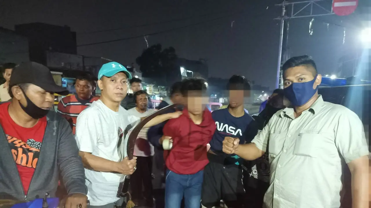Polsek Tambora mengagalkan dua kelompok remaja yang hendak tawuran. (dok Polsek Tambora)