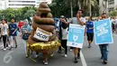 Sebuah maskot berbentuk kotoran ikut memeriahkan acara kampanye 'Toilet Sehat' saat Car Free Day (CFD) di Bundaran HI, Jakarta, Minggu (15/11/2015). (Liputan6.com/Yoppy Renato)