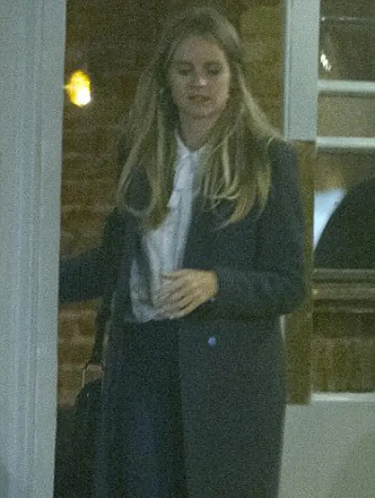 Cressida terlihat meninggalkan pub setelah perayaan pesta ulang tahun mantan kekasihnya yang berlangsung selama lima jam tersebut. (via dailymail.co.uk)