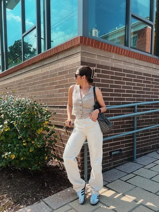 Potret OOTD Enzy Storia dengan pilihan outfit kasual yang menarik. Ia tampil dengan atasan vest cokelat, dipadu dengan celana jeans bernuansa cokelat yang senada, dan sneakers putih. [Foto: Instagram/enzystoria]