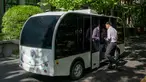 Seorang penumpang hendak menaiki minibus tanpa awak di Shanghai Jiao Tong University di Shanghai, China (8/5). Penumpang bisa memesan untuk menaiki bus ini dengan cara memindai kode melalui ponsel pintar mereka. (AFP Photo/China Out)