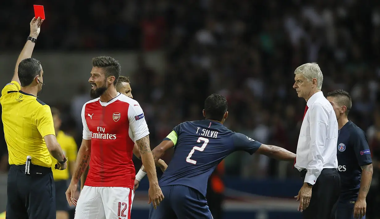 Wasit Viktor Kassai memberikan kartu merah kepada pemain Arsenal, Olivier Giroud. Laga yang berlangsung keras ini membuat wasit mengeluarkan kartu merah untuk pemain Arsenal dan PSG. (Reuters/Goonzalo Fuentes) 