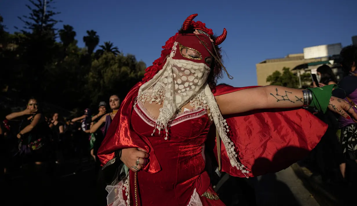 Penampil perempuan saat pawai memperingati Hari Anti Kekerasan Terhadap Perempuan di Santiago, Chile, 25 November 2021. Majelis Umum Perserikatan Bangsa-Bangsa (PBB) mengangkat 25 November menjadi Hari Anti Kekerasan Terhadap Perempuan. (AP Photo/Esteban Felix)