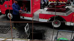 Pipa gas yang berada  di gorong-gorong jalur lambat Jenderal Sudirman bocor dan meluapkan api, Jakarta, Kamis, (17/7/14), (Liputan6.com / Johan Tallo)