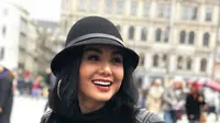 Kakak Krisdayanti ini pun sering disorot karena dinilai punya penampilan awet muda. Ia juga memiliki penampilan yang fashionable, Yuni pandai memadu padankan warna baju. (Liputan6.com/IG/@yunishara36)