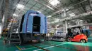 Teknisi bekerja di lini produksi kereta cepat CRRC Tangshan Co., Ltd. di Kota Tangshan, Provinsi Hebei, China, 16 Juli 2020. Kapasitas produksi perusahaan ini telah pulih dari efek COVID-19 berkat bantuan pemerintah lokal untuk memenuhi pesanan dari China maupun luar China. (Xinhua/Xing Guangli)