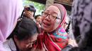 Air mata Utami,istri komedian Ferrasta Soebardi alias Pepeng, tak berhenti mengalir saat beberapa keluarga memberinya pelukan di rumah duka di kawasan Cinere, Depok, Rabu (6/5/2015). Pepeng meninggal dunia di usia 60 tahun. (Liputan6.com/Helmi Afandi)