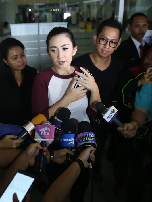 Dalam kedatangannya itu Nafa pun mendoakan agar Jupe yang selalu bersemangat dan ceria di kala sehat bisa kembali sehat dan seperti semula lagi. Tak hanya dirinya, Nafa yakin banyak yang merindukan keceriaan Jupe. (Nurwahyunan/Bintang.com)