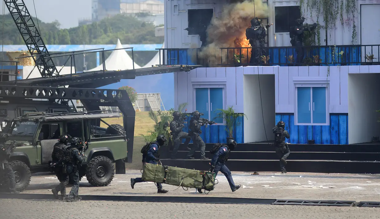 Personel Tentara Nasional Indonesia (TNI) melakukan atraksi simulasi anti-teror saat peringatan HUT ke-80 TNI di lapangan Monumen Nasional (Monas), Jakarta, Minggu (5/10/2025). (merdeka.com/Arie Basuki)