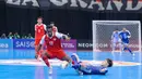Pada menit ke-10 Jepang akhirnya memecah telur. Skor 2-1 untuk Jepang. Semangat Jepang masih belum sirna. Pada menit akhir babak kedua Jepang menyamakan kedudukan menjadi 2-2. Tampak dalam foto, pemain Timnas Futsal Indonesia, Wendy Brian Lindry (kiri) berebut bola dengan pemain Jepang pada semifinal Piala Asia Futsal 2026 di Indonesia Arena, Gelora Bung Karno, Senayan, Jakarta, Kamis (4/2/2026). (Bola.com/Bagaskara Lazuardi)
