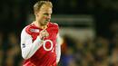 <p>Dennis Bergkamp - Mantan pemain Timnas Belanda ini merupakan salah satu pesepak bola terbaik era 90a-an. Melempem saat bermain di Serie A bersama Inter Milan, Bergkamp justru gemilang di Liga Inggris bersama Arsenal. (AFP/Jim Watson)</p>