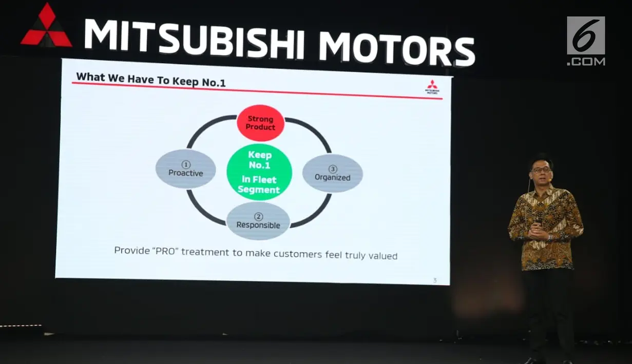 Director of Sales & Marketing Division PT MMKSI Irwan Kuncoro memberi paparan saat Mitsubishi Triton Tribute Night di Jakarta, Selasa (2/7/2019). New Triton akan menjadi salah satu bintang dari lini produk Mitsubishi Motors di ajang GIIAS 2019 di ICE BSD Tangerang. (Liputan6.com/HO/Yogi)