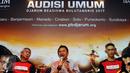 Program Manager Bakti Olahraga Djarum Foundation, Budi Darmawan (tengah) memberi keterangan terkait Audisi Umum Djarum Beasiswa Bulutangkis 2017 di Jakarta, Senin (6/3). Audisi berlangsung di delapan kota di Indonesia. (Liputan6.com/Helmi Fithriansyah)