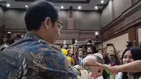 Mawar Kuning dan Air Mata Nadiem di Sidang Vonis