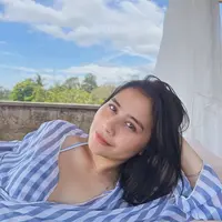 Prilly Latuconsina sedang menikmati waktu liburannya di Bali. Di beberapa foto terbaru yang diunggahnya di akun Instagram pribadinya, Prilly memperlihatkan beberapa momen di mana ia tak mengenakan riasan wajah sama sekali. Seperti di foto ini, Prilly tampil cantik dengan bare face yang justru memperlihatkan kecantikan naturalnya tanpa makeup sama sekali. [Foto: Instagram/prillylatuconsina96]