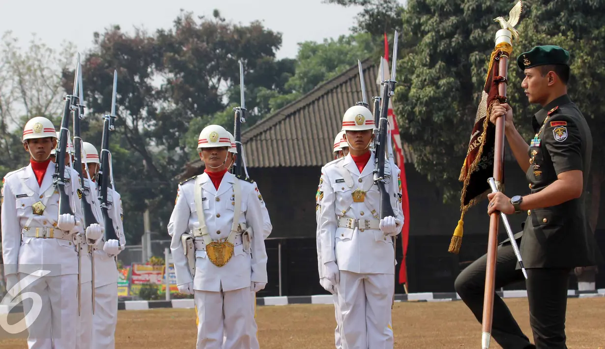 Mayor Inf Agus H Yudhoyono membawa tongkat komando saat upacara sertijab di Markas Yonif Mekanis 203, Tangerang (22/8/2015). Agus resmi menjabat Komandan Batalyon Infanteri Mekanis 203. (Liputan6.com/Helmi Afandi)