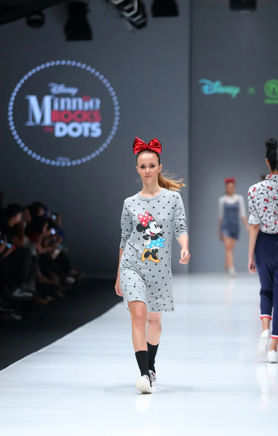 Padu padan mengenakan pakaian bergambar Minnie Mouse. (Photographer: Daniel Kampua/Bintang.com)
