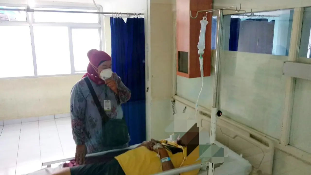 Seorang pasien suspect terkena virus mers-cov dirawat di RSUP M Djamil Padang. (Foto: Liputan6.com/ Novia Harlina)